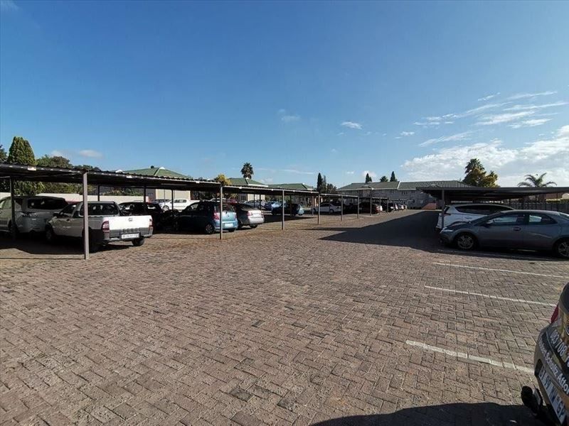 Gorgeous, Warm, Opulent Living With A Lavish Feel ... - Photo 7