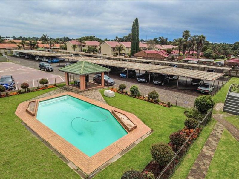 Gorgeous, Warm, Opulent Living With A Lavish Feel ... - Photo 6