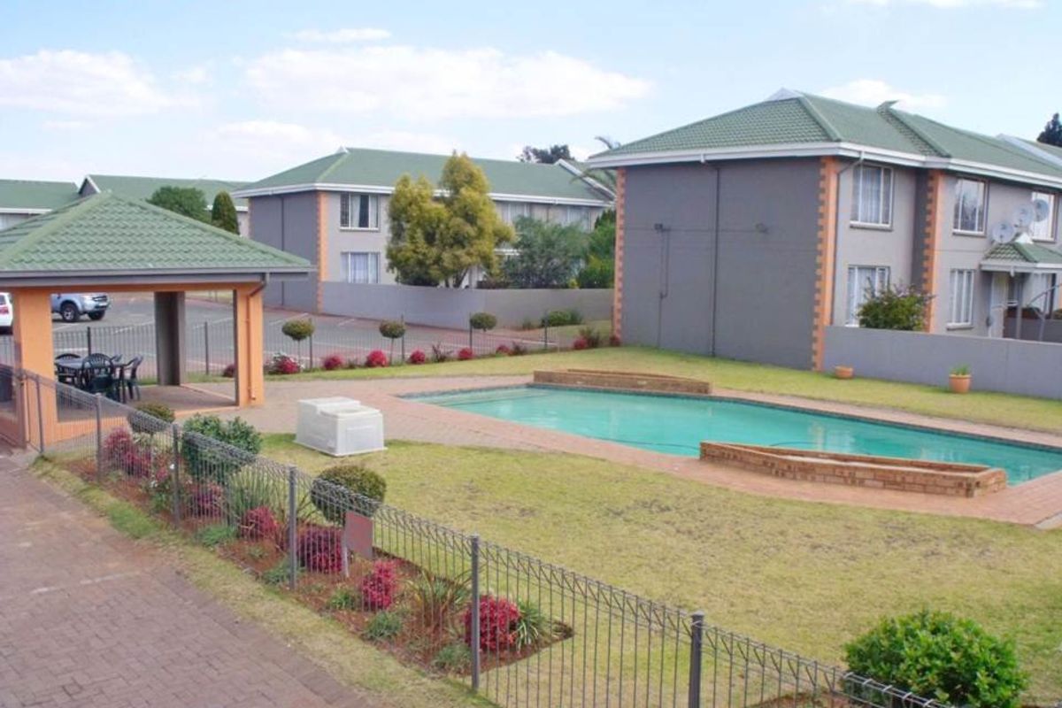 Gorgeous, Warm, Opulent Living With A Lavish Feel ... - Photo 2