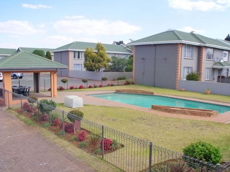 Gorgeous, Warm, Opulent Living With A Lavish Feel ... - Photo 2