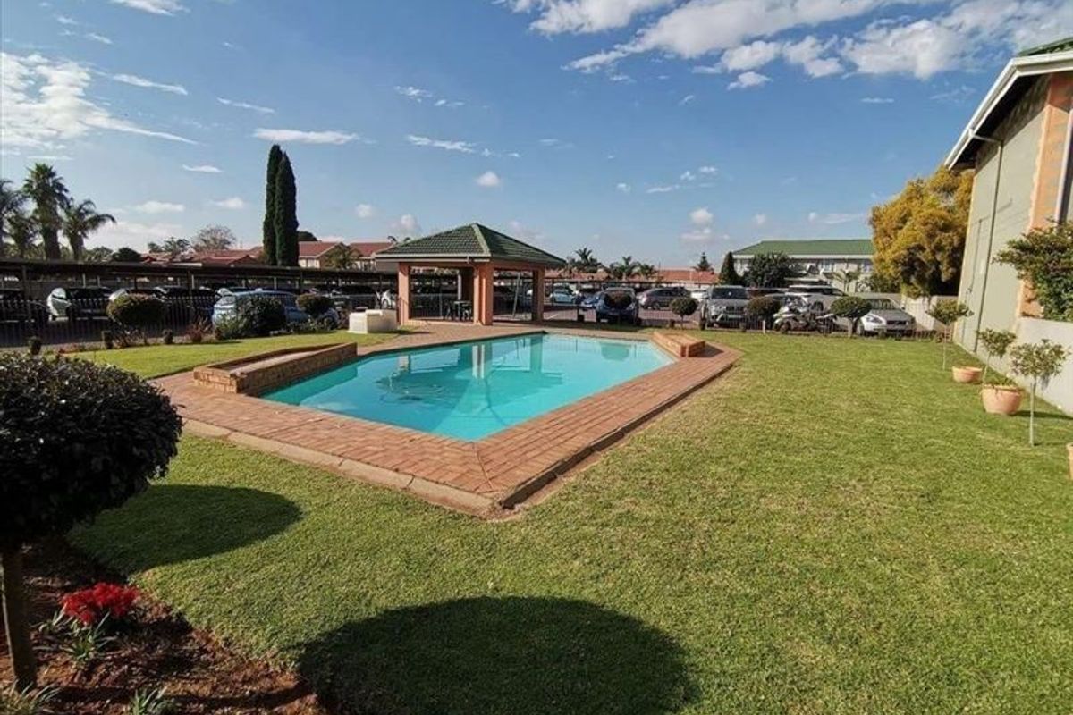 Gorgeous, Warm, Opulent Living With A Lavish Feel ... - Photo 4