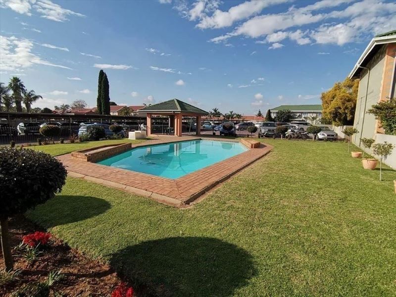 Gorgeous, Warm, Opulent Living With A Lavish Feel ... - Photo 4