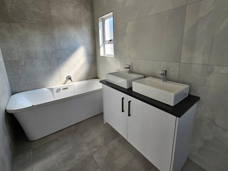 Newly build home in Riverspray Lifestyle Estate - Photo 2