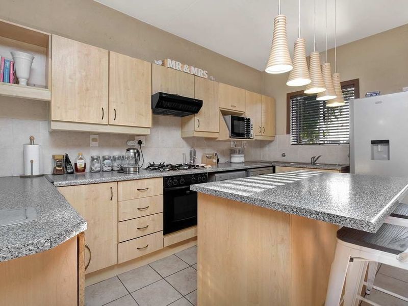 Modern 3-Bedroom Unit with Garden, Pool & 24-Hour Security - Photo 2