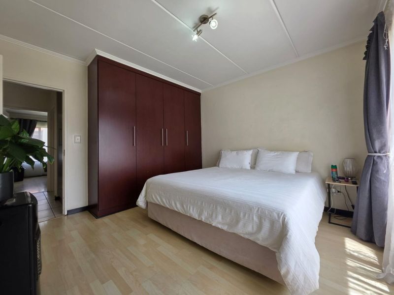 Stylish & Spacious 2-Bedroom Flat with Dual Balconies & Built-In Braai - Photo 8