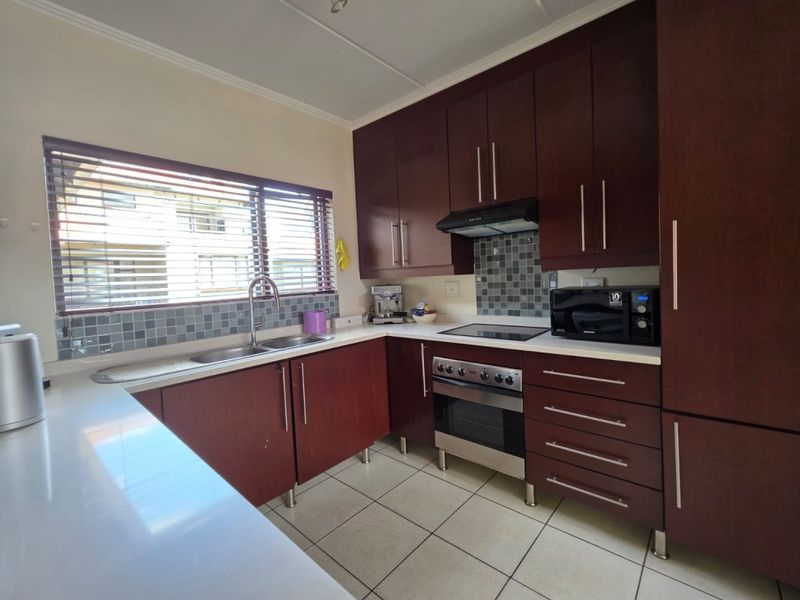 Stylish & Spacious 2-Bedroom Flat with Dual Balconies & Built-In Braai - Photo 4