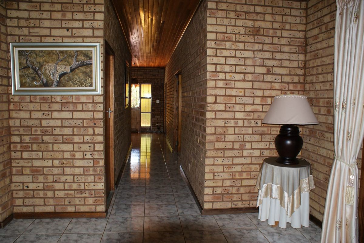 Property for Sale – Prime Location at the Foot of the Magaliesberg Mountains - Photo 5