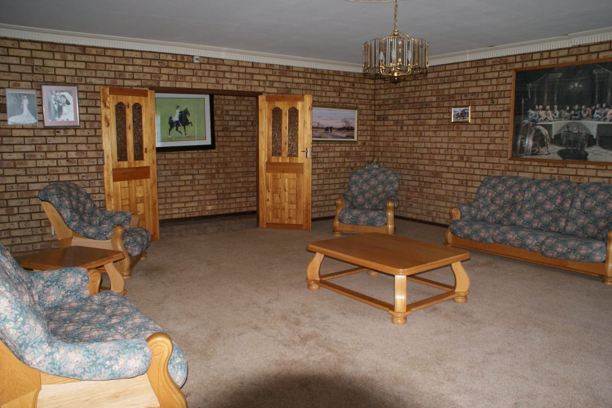 Property for Sale – Prime Location at the Foot of the Magaliesberg Mountains - Photo 3