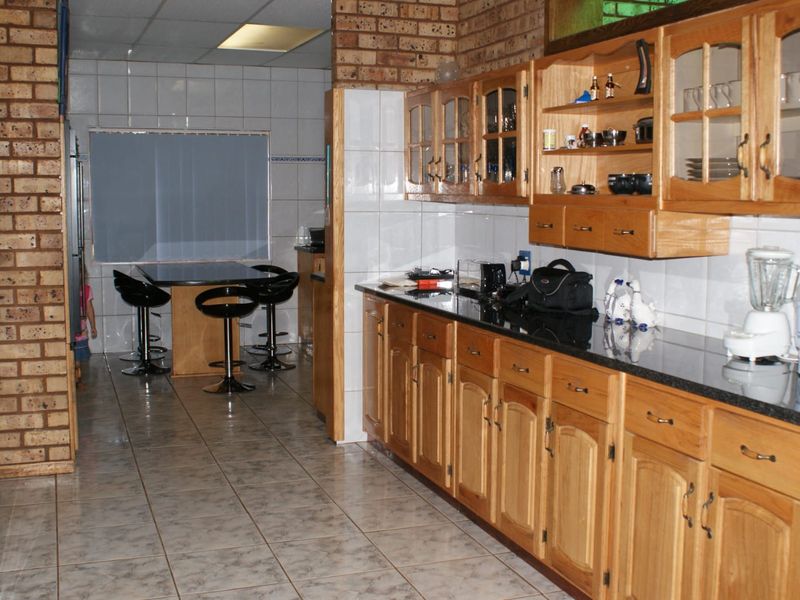 Property for Sale – Prime Location at the Foot of the Magaliesberg Mountains - Photo 10