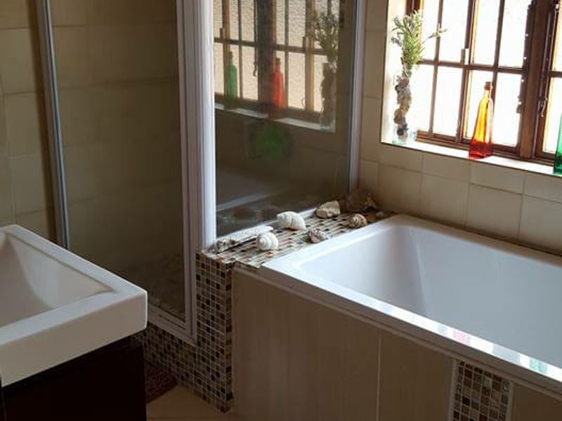 Property for Sale – Prime Location at the Foot of the Magaliesberg Mountains - Photo 8