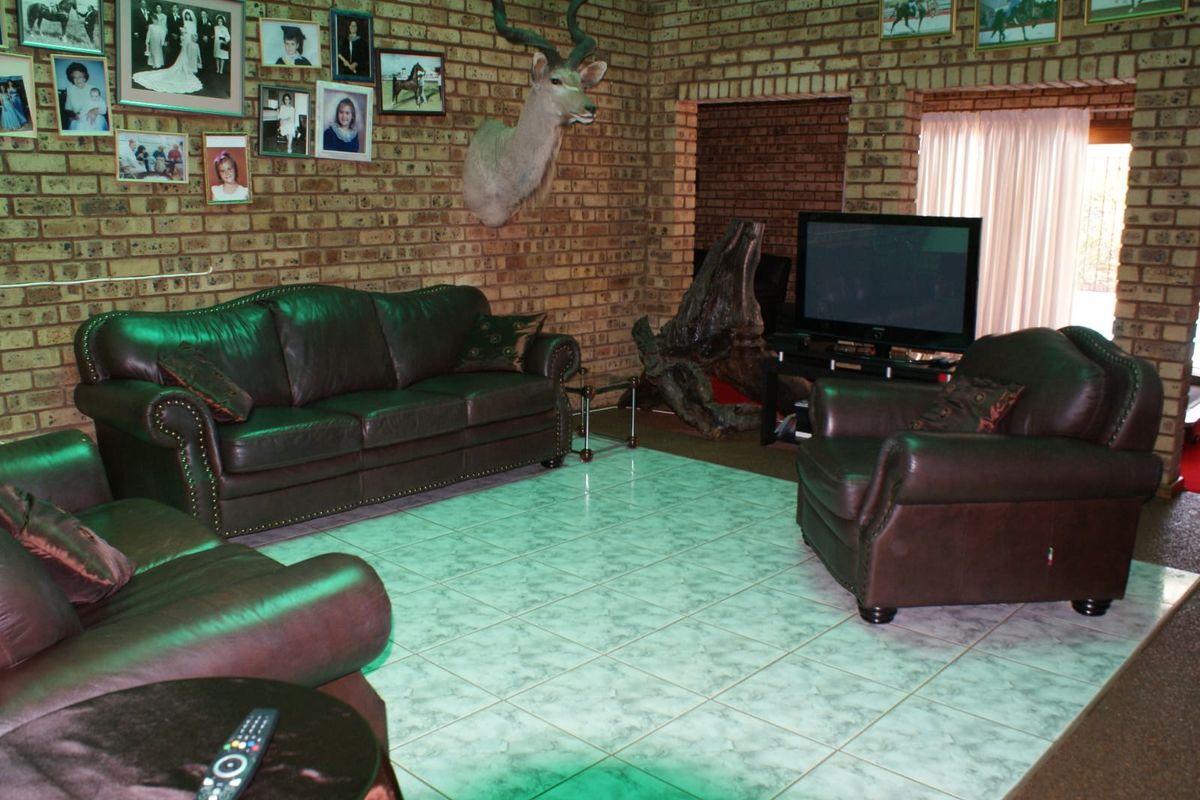 Property for Sale – Prime Location at the Foot of the Magaliesberg Mountains - Photo 4