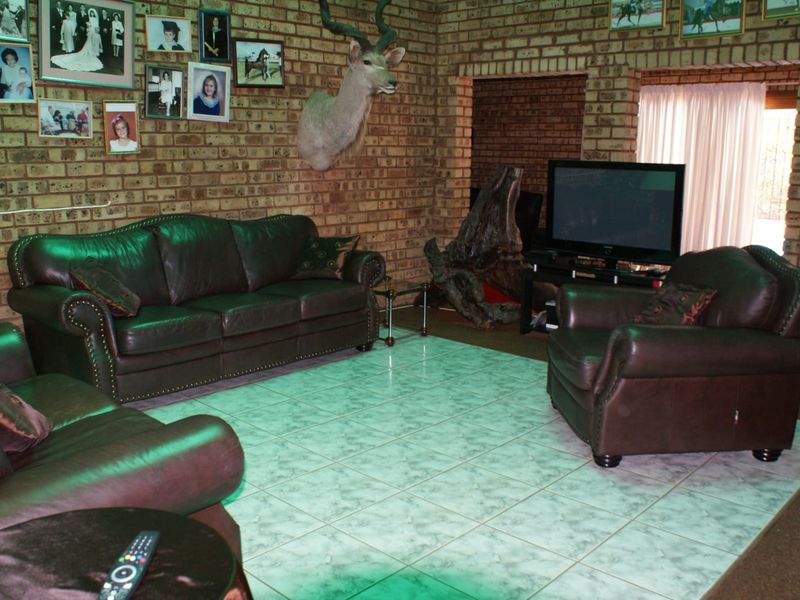 Property for Sale – Prime Location at the Foot of the Magaliesberg Mountains - Photo 4