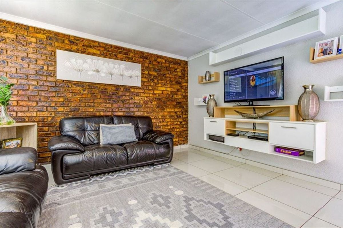 Elegant Home with Spacious Living and Ample Parking - Photo 2