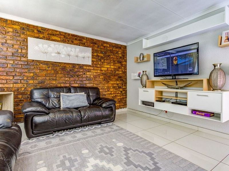 Elegant Home with Spacious Living and Ample Parking - Photo 2