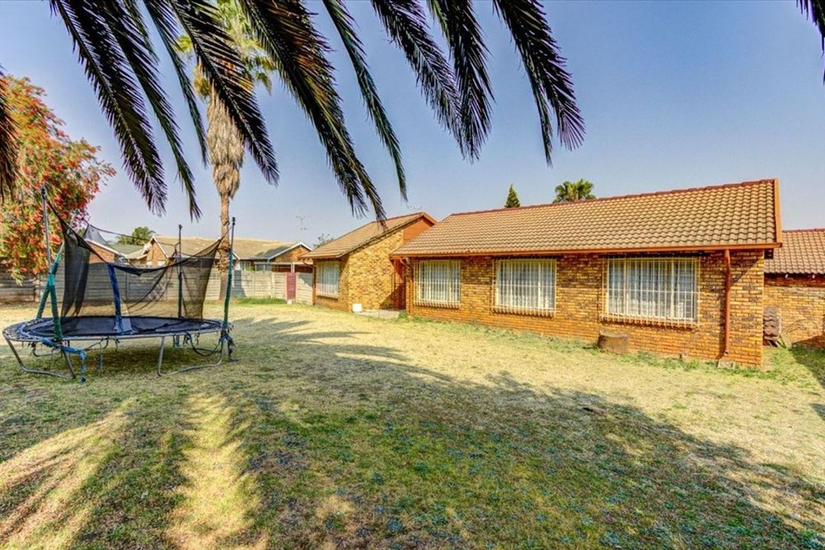 Elegant Home with Spacious Living and Ample Parking - Photo 3