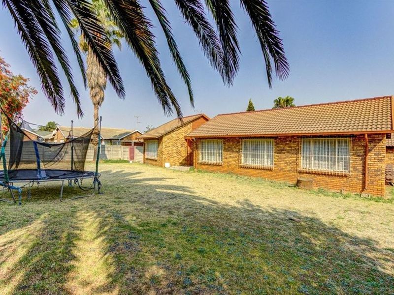 Elegant Home with Spacious Living and Ample Parking - Photo 3