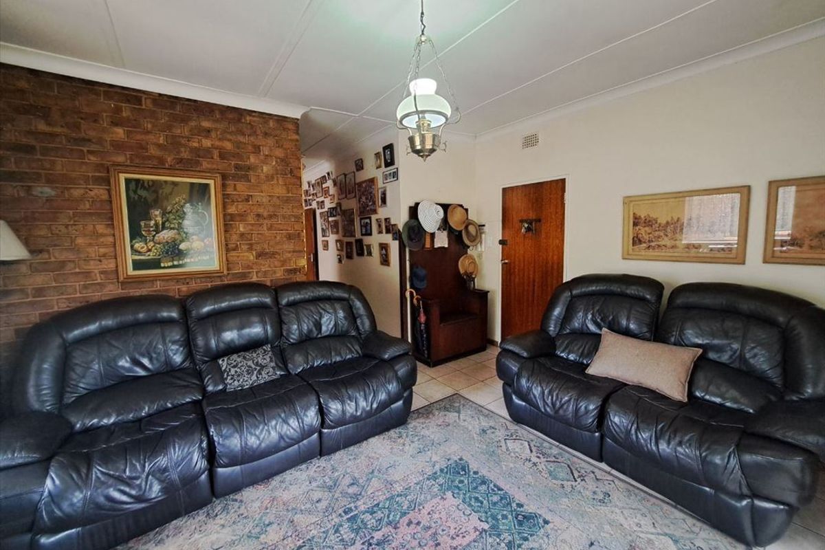 Elegant Four-Bedroom Home with Study and Ample Parking - Photo 2