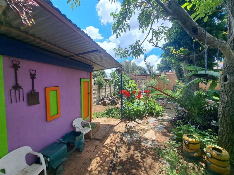 Elegant Four-Bedroom Home with Study and Ample Parking - Photo 3