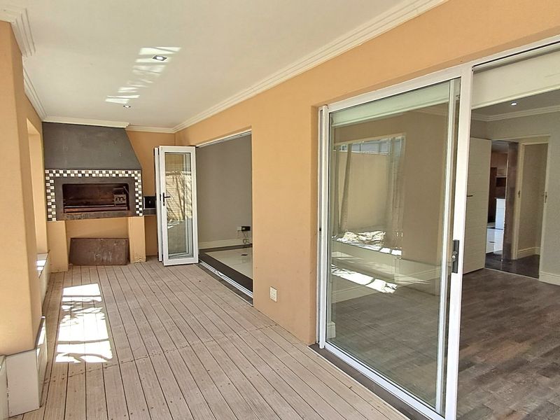 Well maintained secure home in a small complex in popular area of Vincent close to all amenities - Photo 2