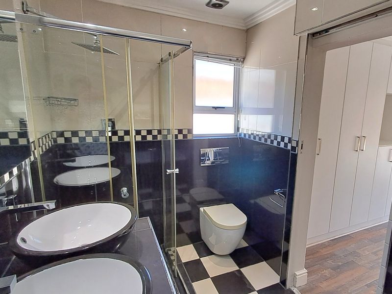 Well maintained secure home in a small complex in popular area of Vincent close to all amenities - Photo 4
