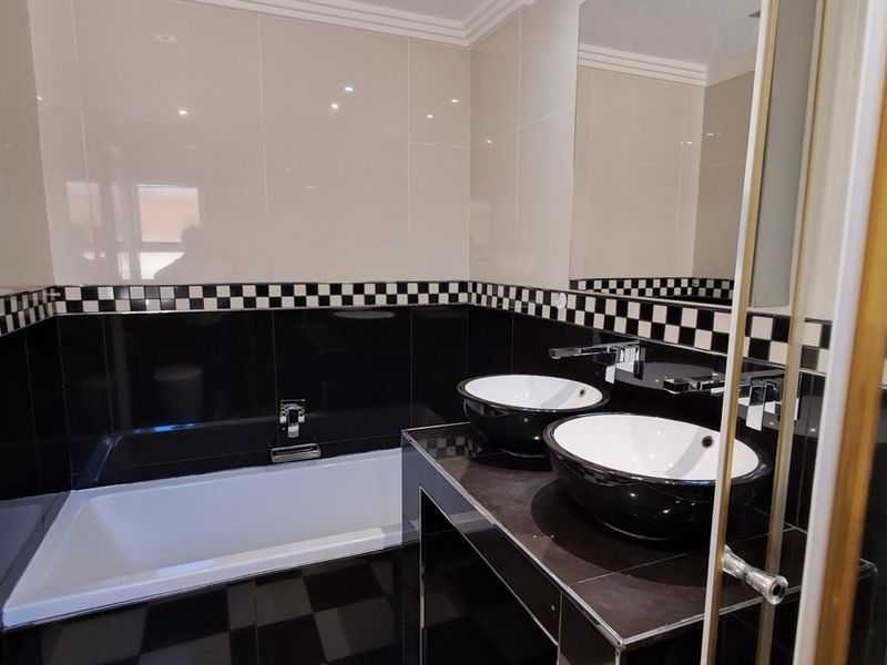 Well maintained secure home in a small complex in popular area of Vincent close to all amenities - Photo 5
