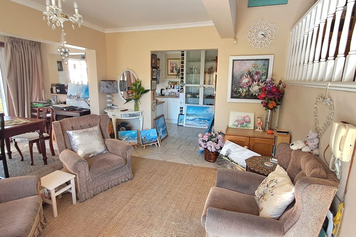 Lock-up and go, spacious townhouse in secure complex close to Beacon Bay Country Club. - Photo 3