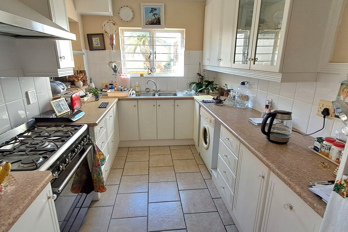 Lock-up and go, spacious townhouse in secure complex close to Beacon Bay Country Club. - Photo 4