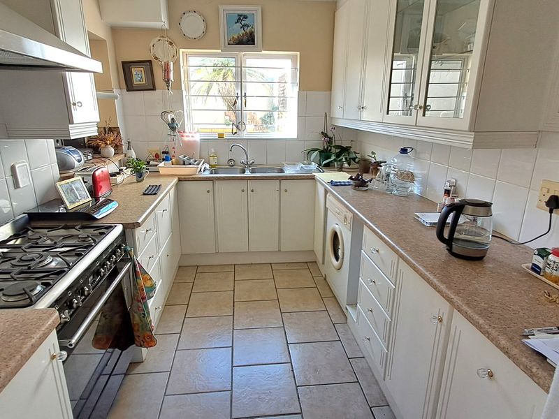 Maintenance free, lock-up and go, spacious solid townhouse in secure complex close to Beacon Bay Country Club - Photo 4