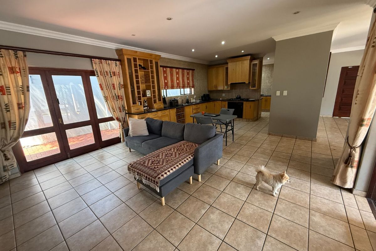 Lovely Secure Family Home! - Photo 2