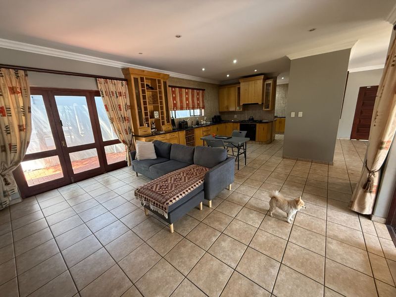 Lovely Secure Family Home! - Photo 2