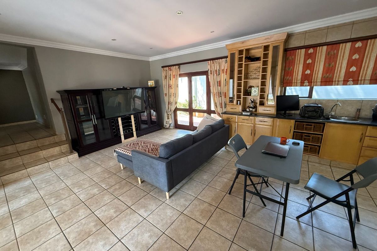 Lovely Secure Family Home! - Photo 5