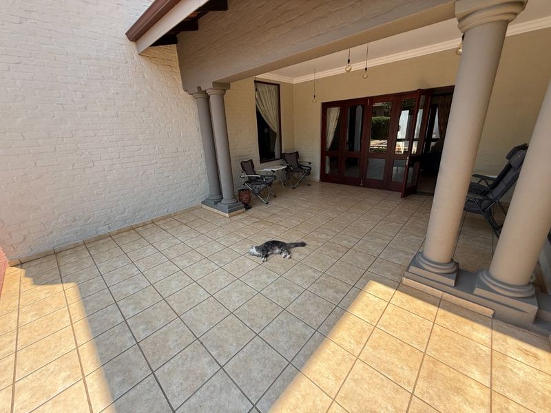 Lovely Secure Family Home! - Photo 10