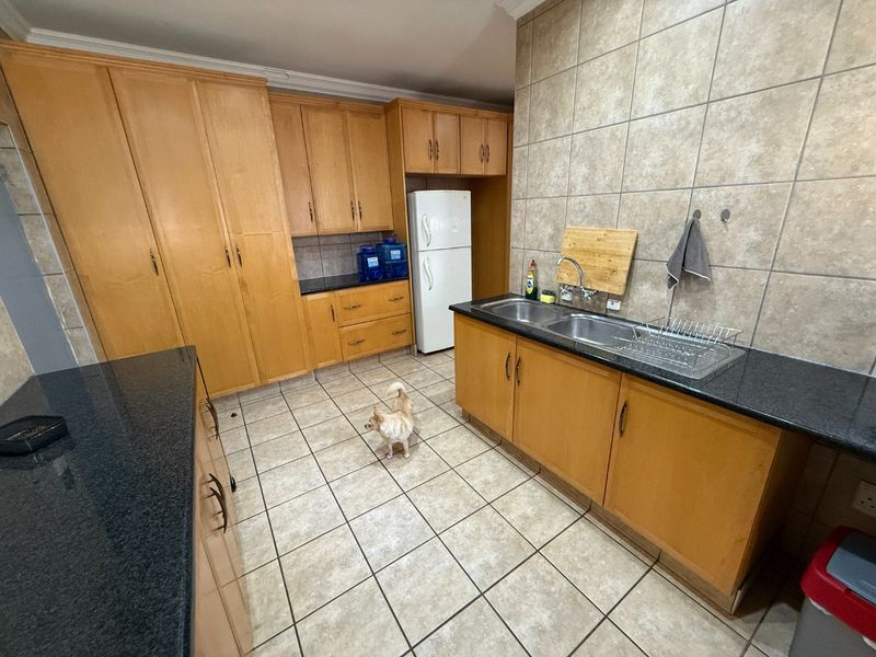 Lovely Secure Family Home! - Photo 9