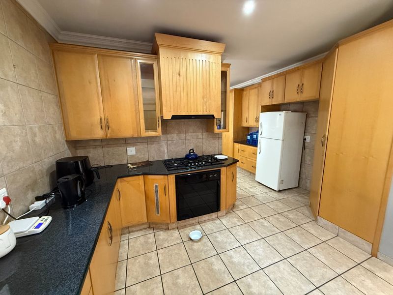 Lovely Secure Family Home! - Photo 8