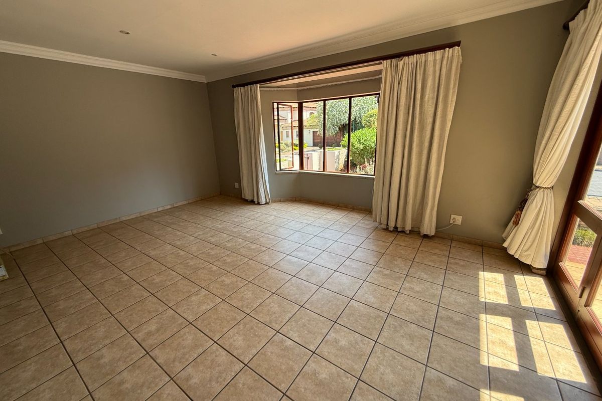 Lovely Secure Family Home! - Photo 3