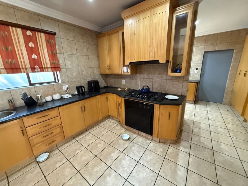 Lovely Secure Family Home! - Photo 6