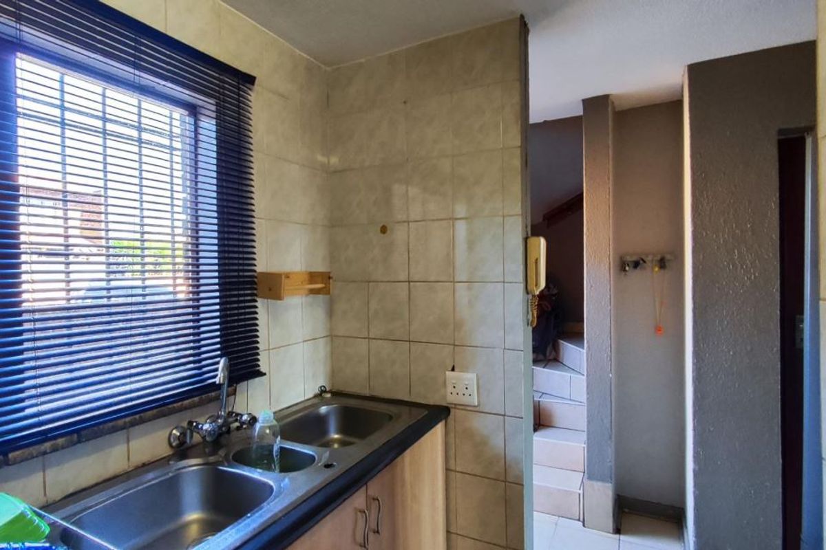Lovely and Spacious Duplex in well Maintained Complex, well secured with Pet Friendly Private Gardens! - Photo 4