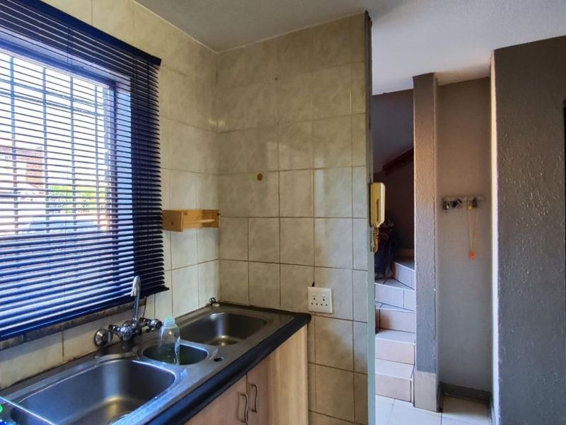 Lovely and Spacious Duplex in well Maintained Complex, well secured with Pet Friendly Private Gardens! - Photo 4