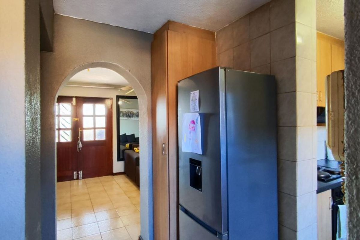 Lovely and Spacious Duplex in well Maintained Complex, well secured with Pet Friendly Private Gardens! - Photo 3