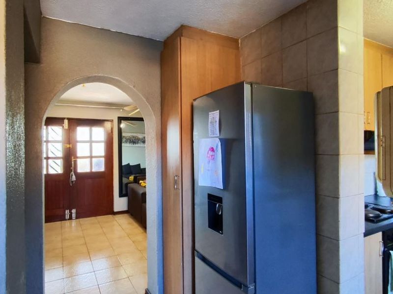 Lovely and Spacious Duplex in well Maintained Complex, well secured with Pet Friendly Private Gardens! - Photo 3