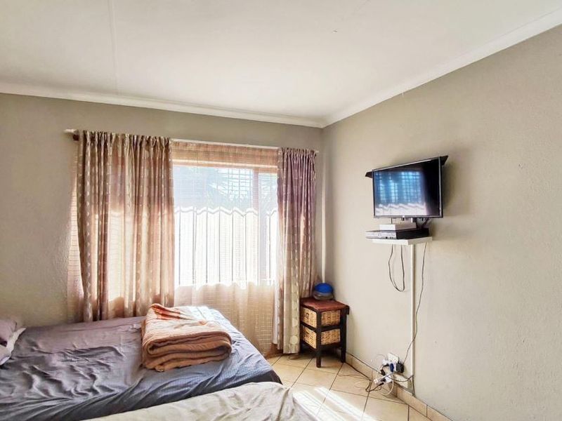 Lovely and Spacious Duplex in well Maintained Complex, well secured with Pet Friendly Private Gardens! - Photo 10