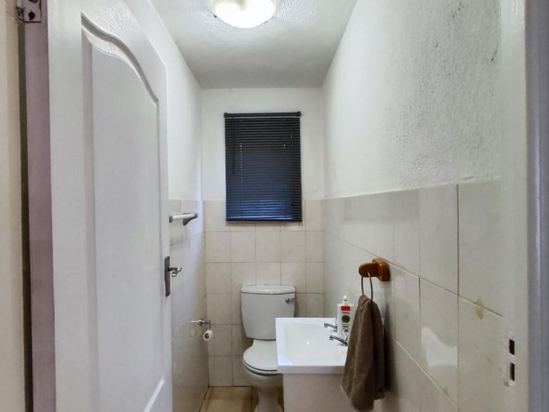 Lovely and Spacious Duplex in well Maintained Complex, well secured with Pet Friendly Private Gardens! - Photo 9