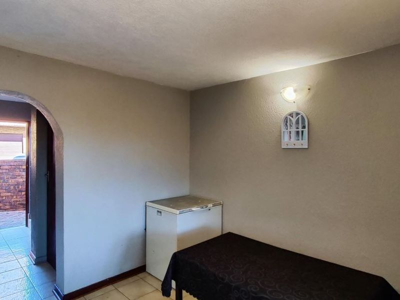 Lovely and Spacious Duplex in well Maintained Complex, well secured with Pet Friendly Private Gardens! - Photo 8