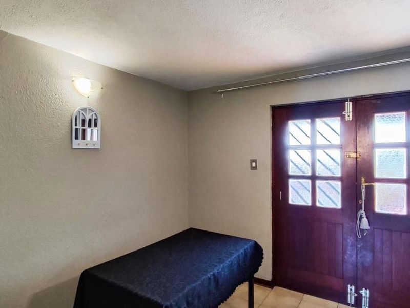 Lovely and Spacious Duplex in well Maintained Complex, well secured with Pet Friendly Private Gardens! - Photo 7