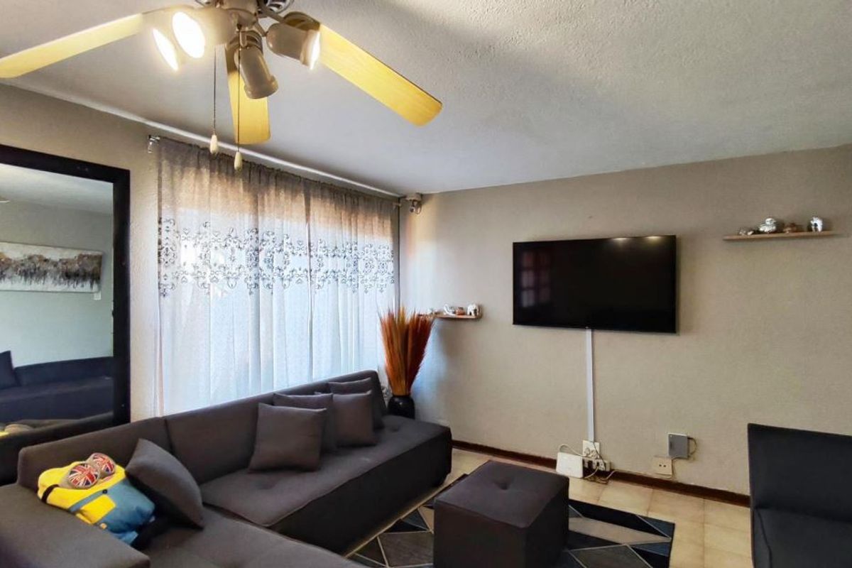 Lovely and Spacious Duplex in well Maintained Complex, well secured with Pet Friendly Private Gardens! - Photo 5
