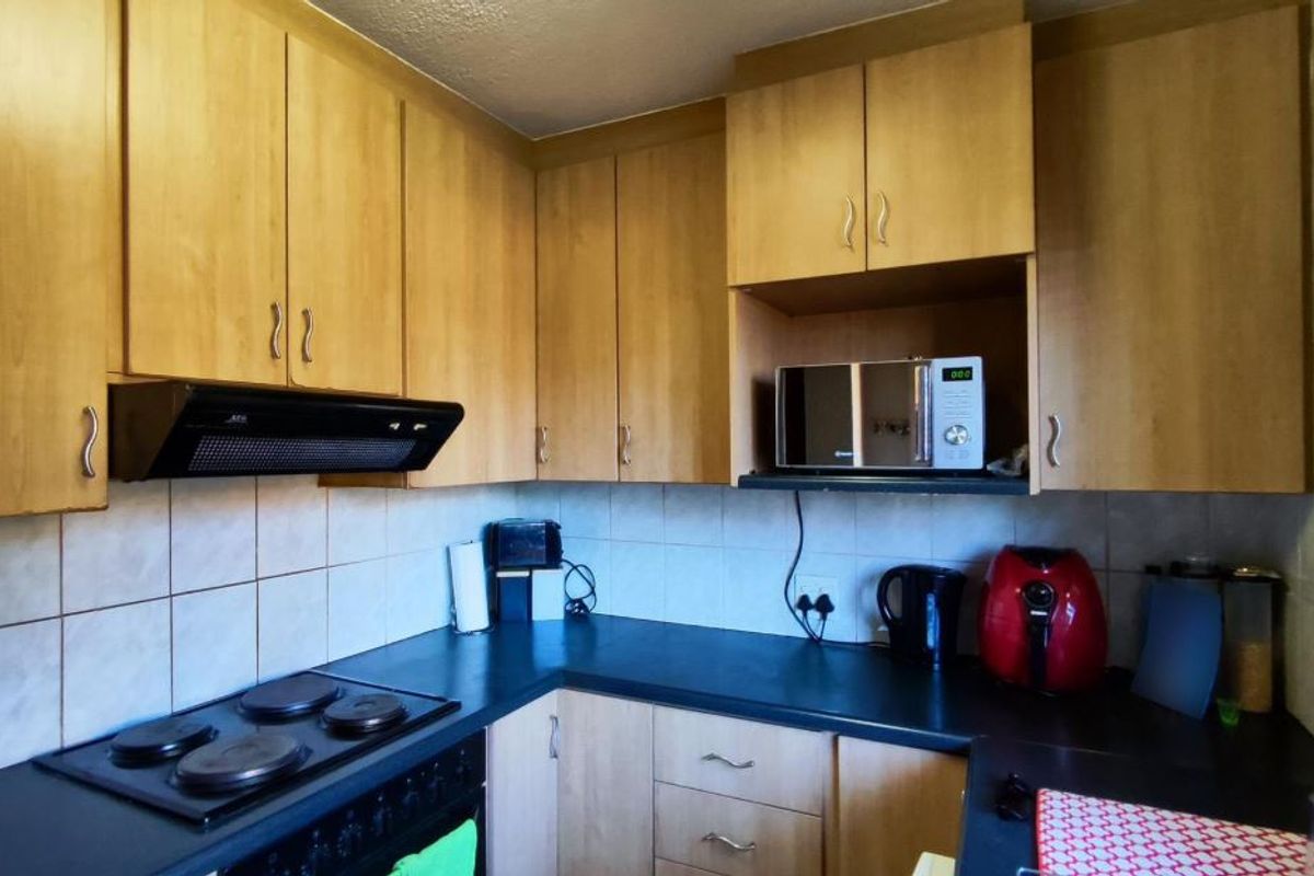 Lovely and Spacious Duplex in well Maintained Complex, well secured with Pet Friendly Private Gardens! - Photo 2
