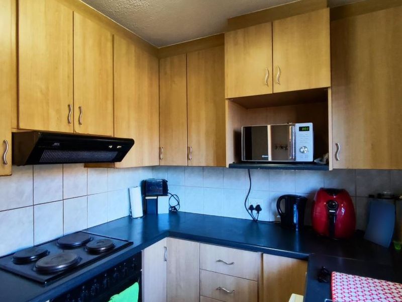 Lovely and Spacious Duplex in well Maintained Complex, well secured with Pet Friendly Private Gardens! - Photo 2