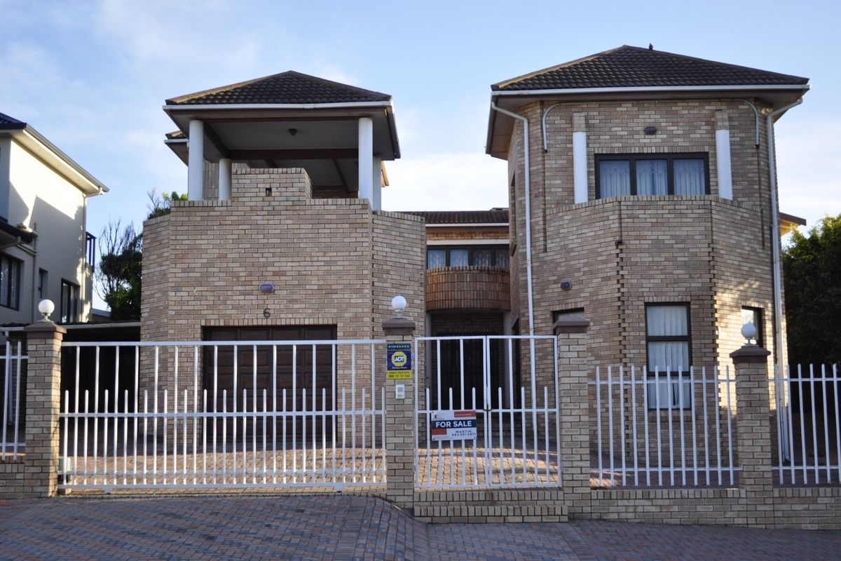 Elegant Coastal Living with Sea Views – Exclusive Opportunity in Sought-After Jeffreys Bay Street - Photo 3