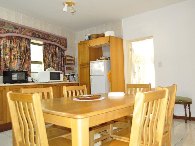 Elegant Coastal Living with Sea Views – Exclusive Opportunity in Sought-After Jeffreys Bay Street - Photo 10