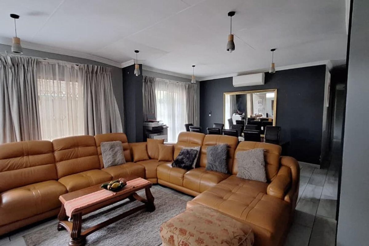 4 Bedroom House for Sale in Glen Marais - Photo 5